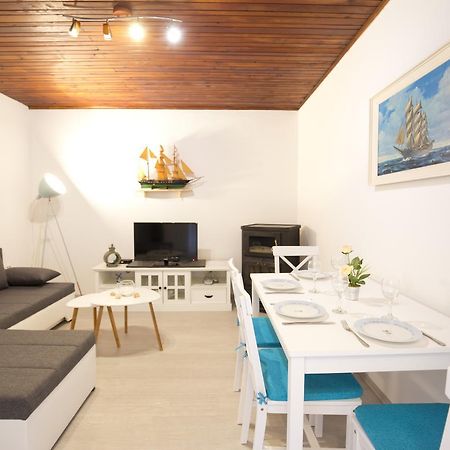 Corner Of Joy Apartment Вис Екстериор снимка