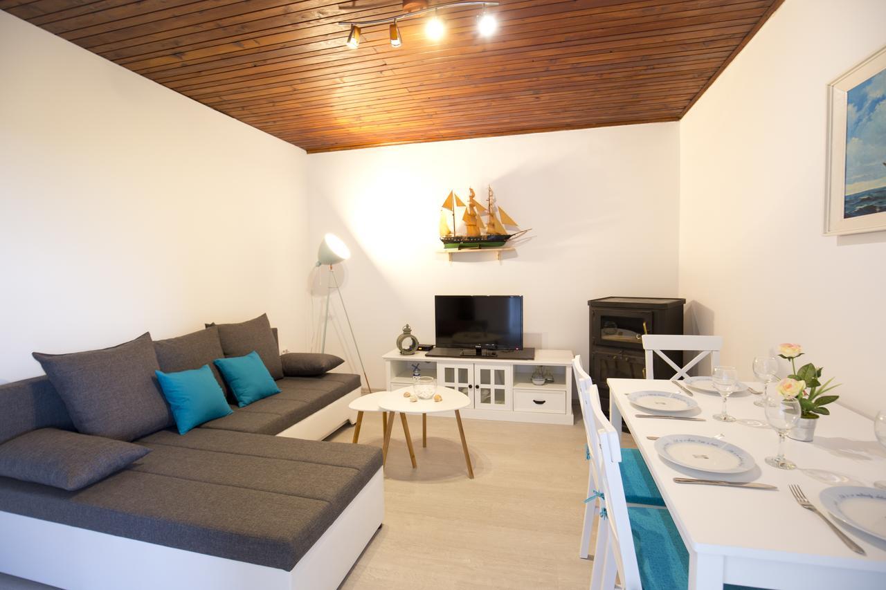 Corner Of Joy Apartment Вис Екстериор снимка